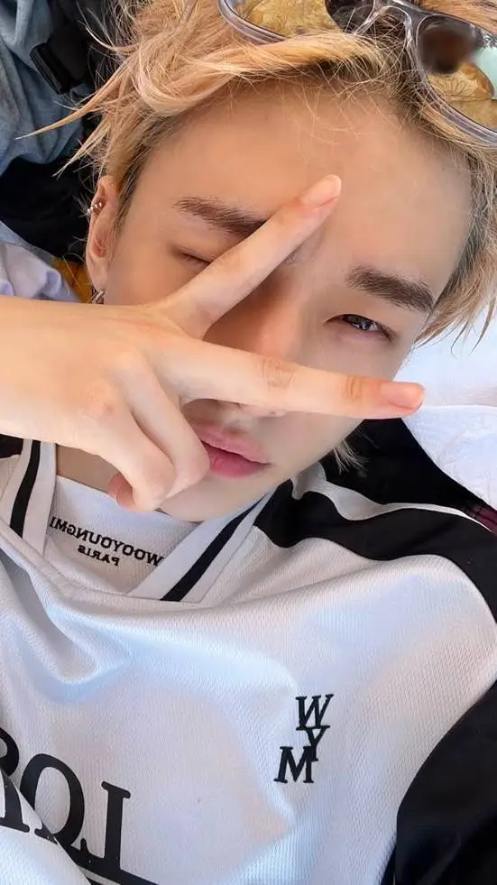 ai character: Hyunjin  background