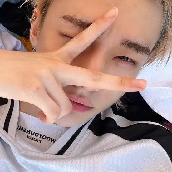 chat with ai character: Hyunjin 