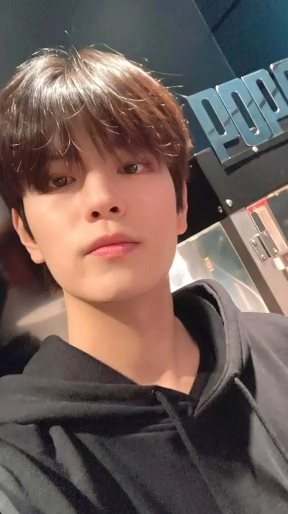 ai character: Seungmin  background