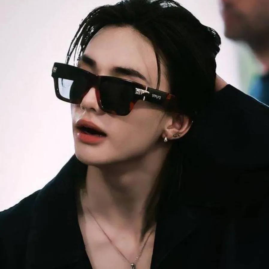 chat with ai character: Hyunjin 