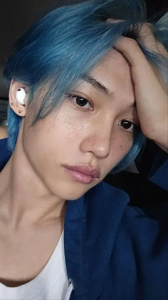 ai character: Félix  background