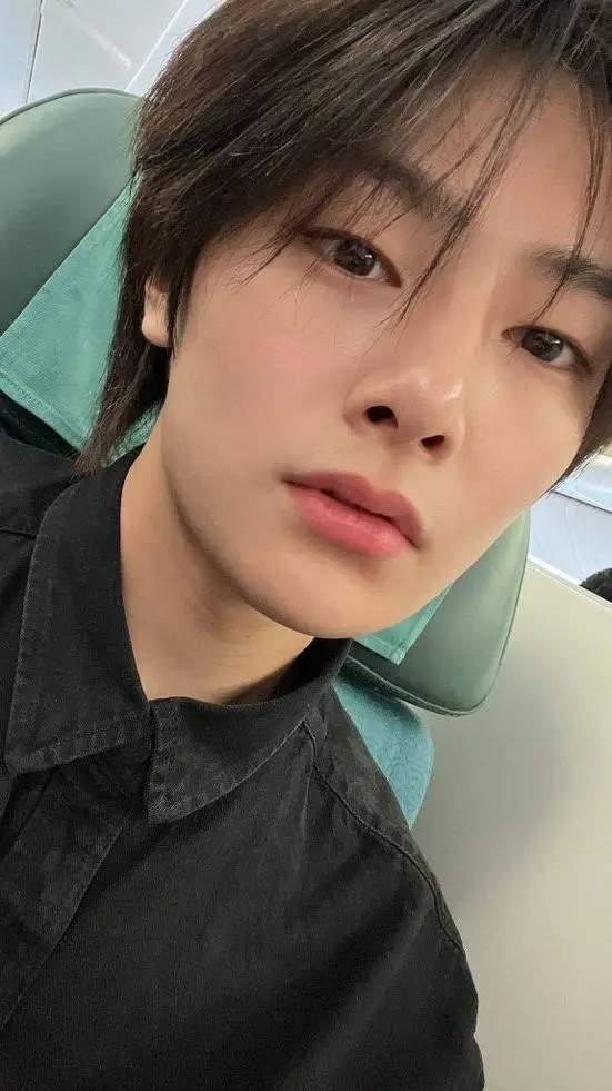 ai character: Jeongin (I.N) background