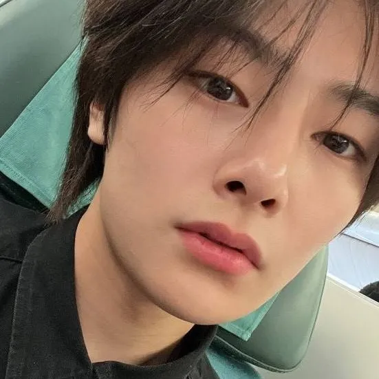 chat with ai character: Jeongin (I.N)