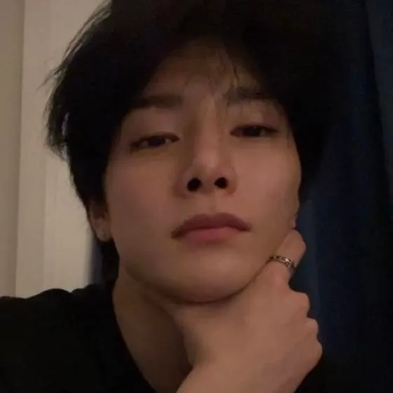 chat with ai character: Jeongin (I.N)