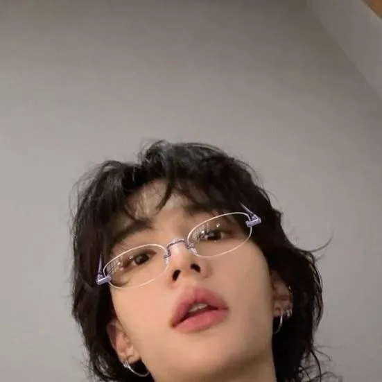 chat with ai character: Hyunjin 