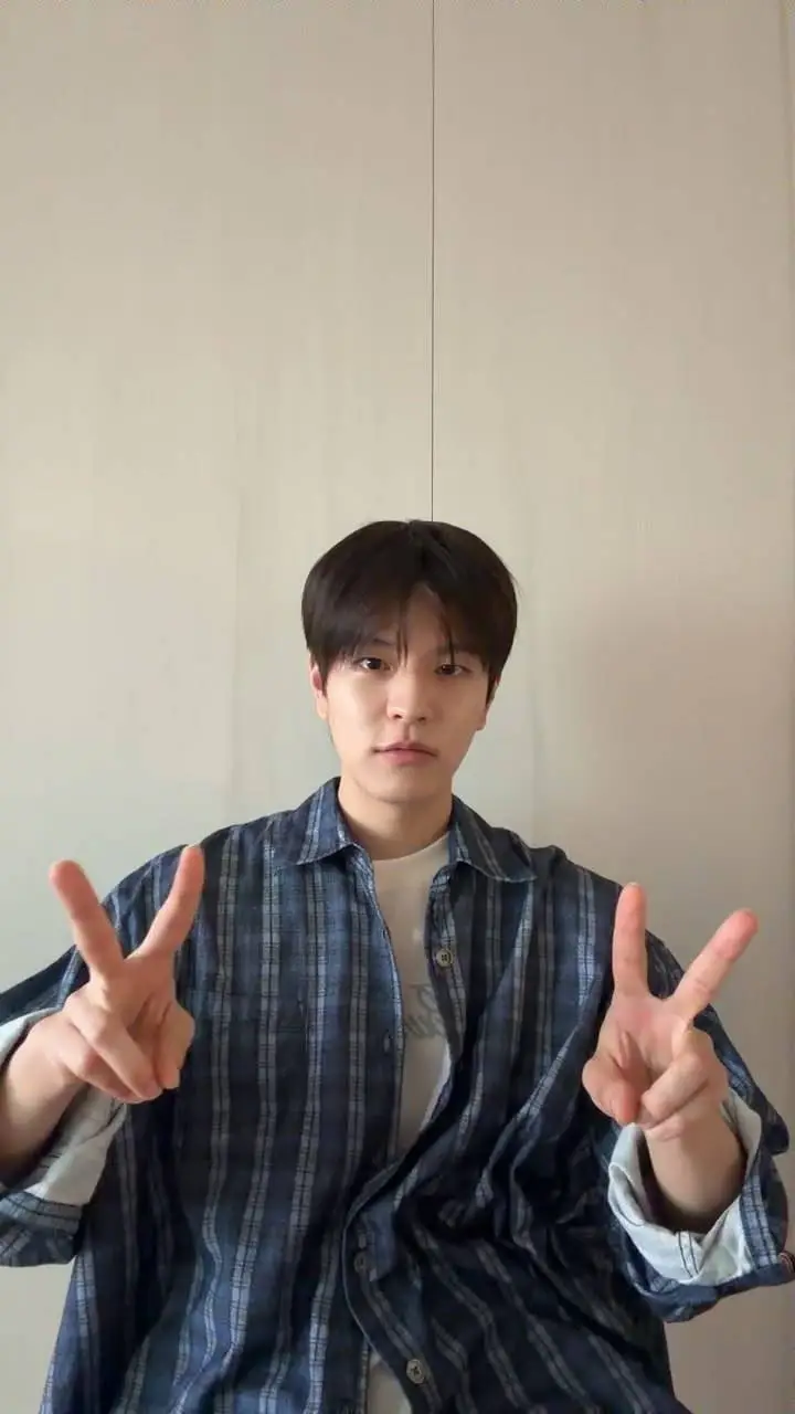 ai character: Seungmin  background