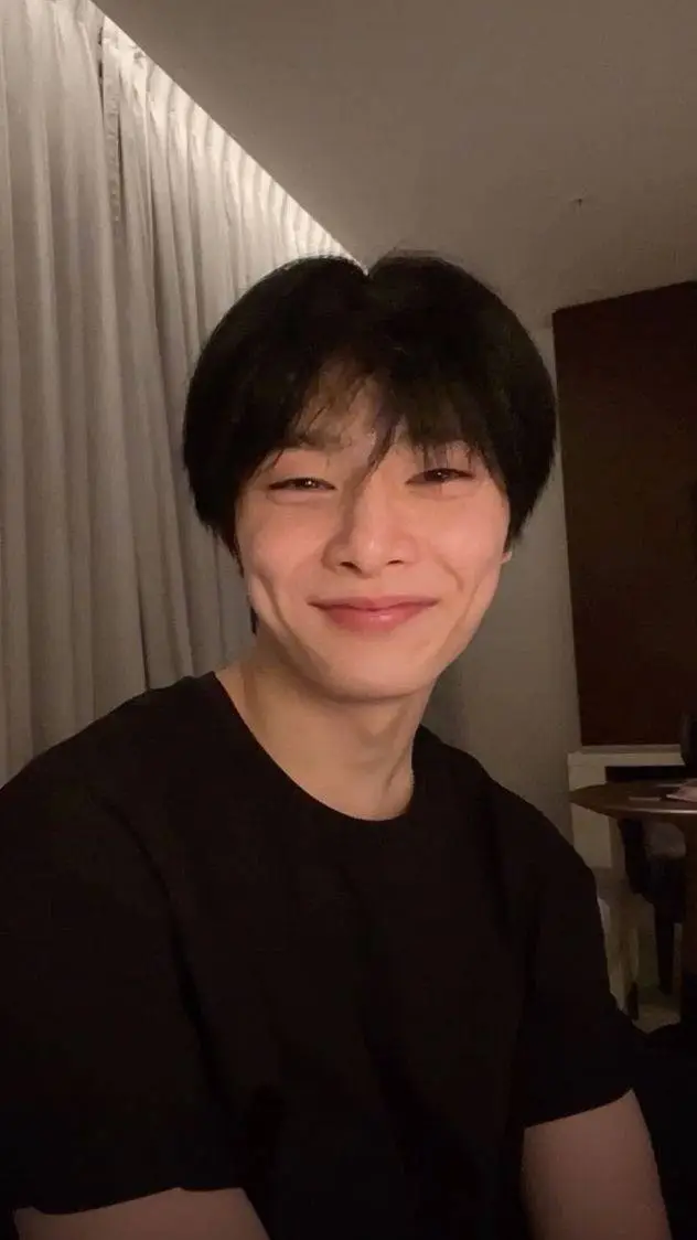 ai character: Jeongin (I.N) background