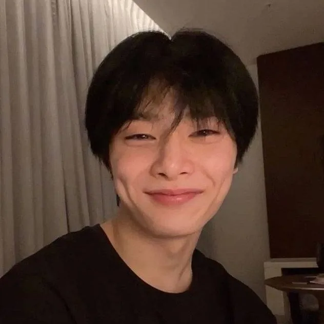 chat with ai character: Jeongin (I.N)