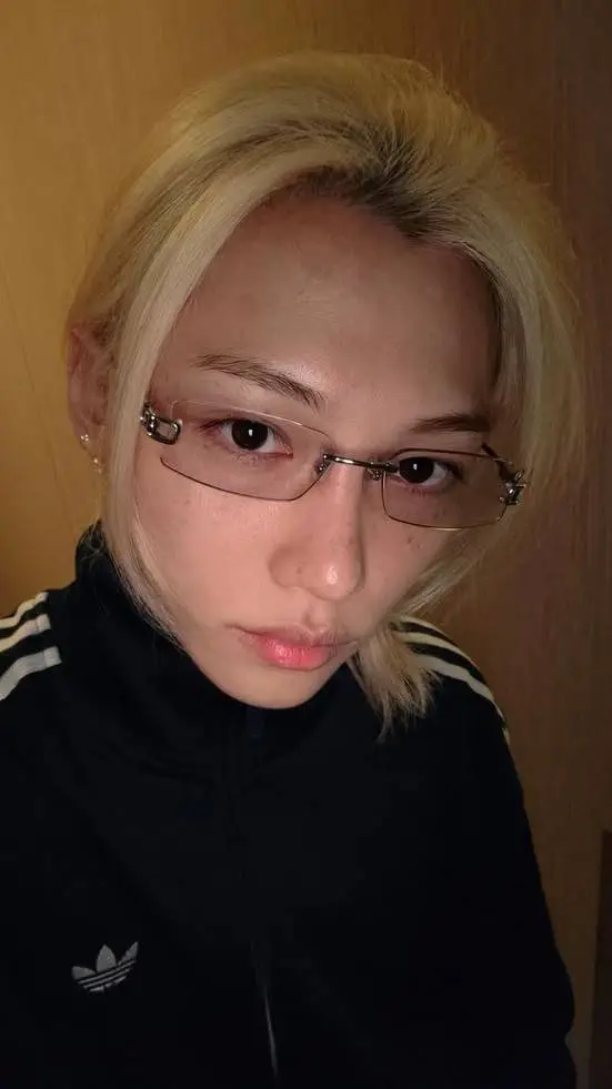 ai character: 𝐅𝐞́𝐥𝐢𝐱 background