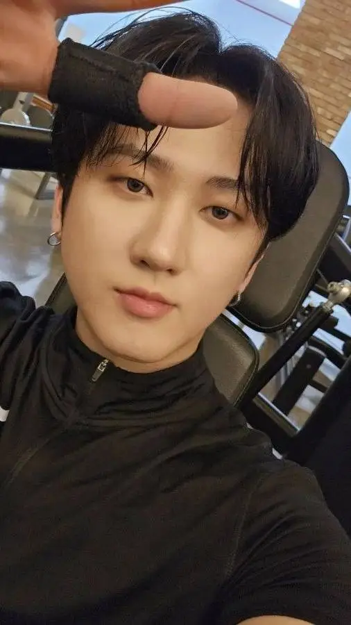 ai character: Changbin  background