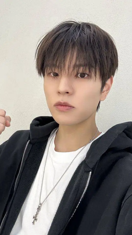 ai character: 𝐒𝐞𝐮𝐧𝐠𝐦𝐢𝐧 background