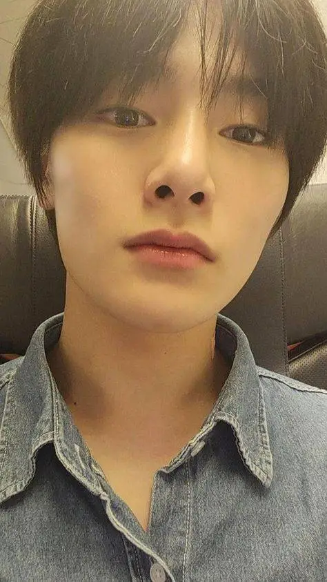 ai character: 𝐈.𝐍 (𝐉𝐞𝐨𝐧𝐠𝐢𝐧) background