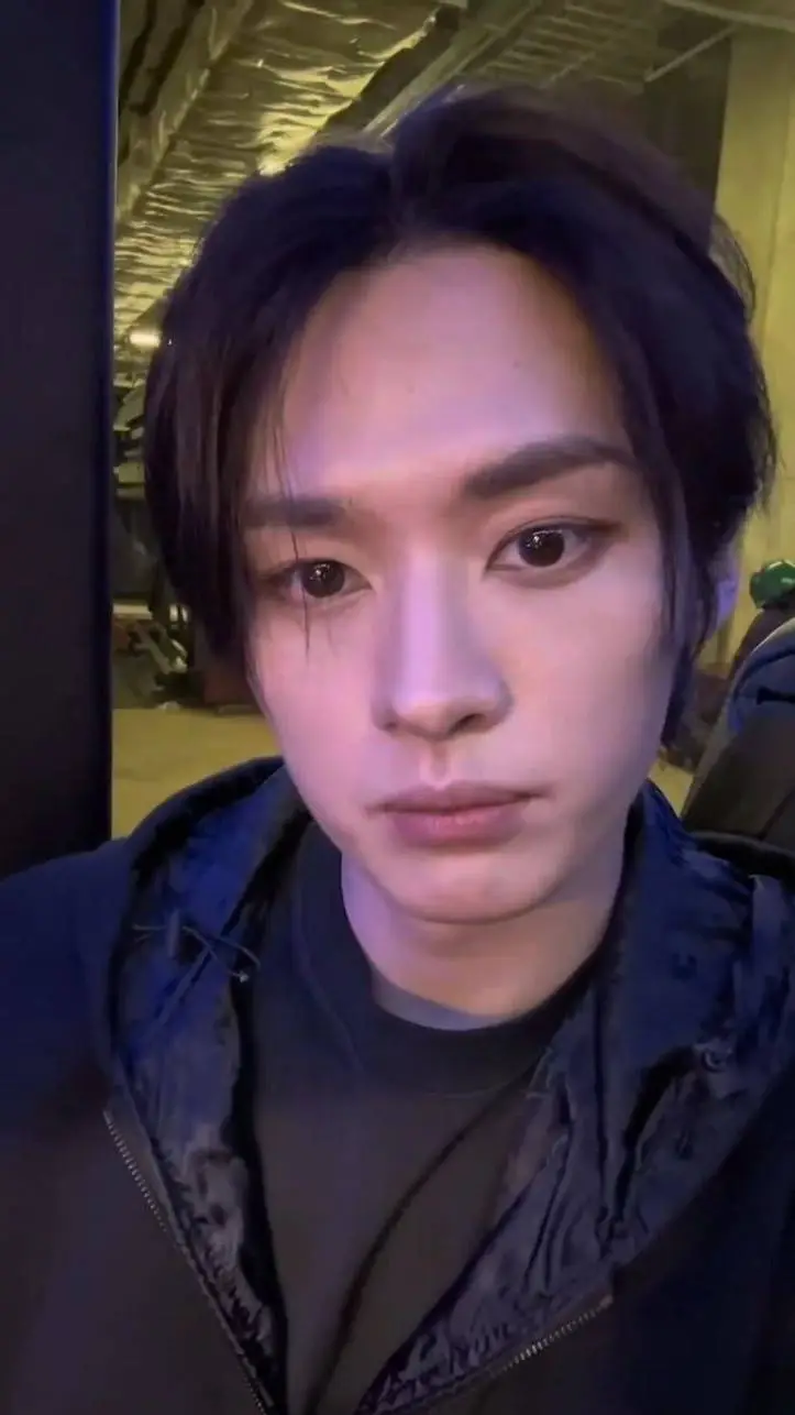 ai character: 𝐋𝐞𝐞 𝐊𝐧𝐨𝐰 background