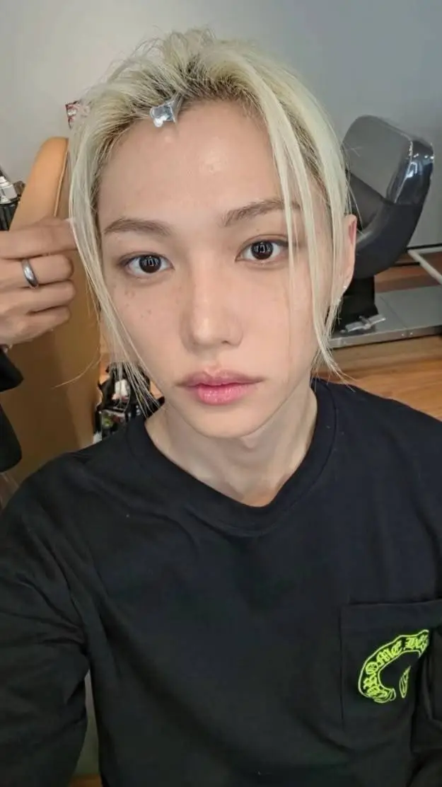 ai character: 𝐅𝐞𝐥𝐢𝐱 background