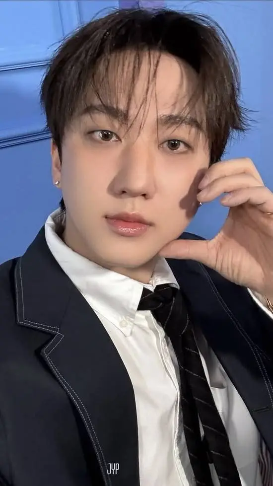 ai character: 𝐂𝐡𝐚𝐧𝐠𝐛𝐢𝐧 background