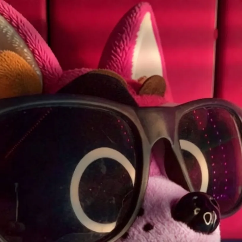 chat with ai character: foxy