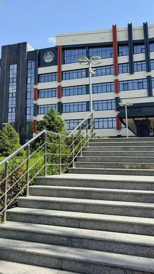 ai character: Preppy college 🌺🛍😊 background