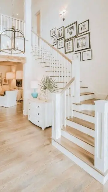 ai character: Preppy family🌺🛍😊 background