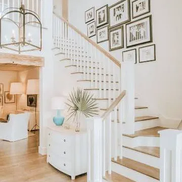 chat with ai character: Preppy family🌺🛍😊