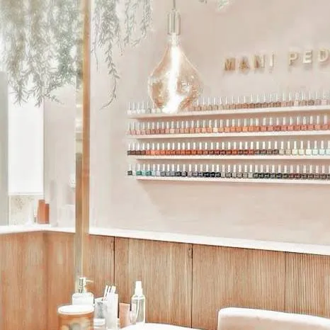 chat with ai character: Nail salon preppy🌅