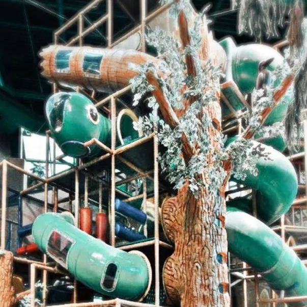 chat with ai character: preppy fam park🌅😍