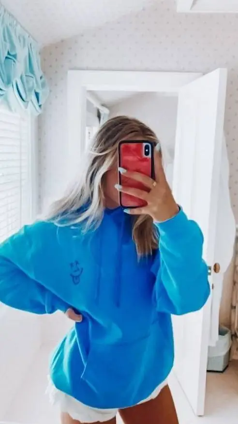 ai character: Preppy friend😗🌺 background