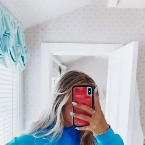 chat with ai character: Preppy friend😗🌺