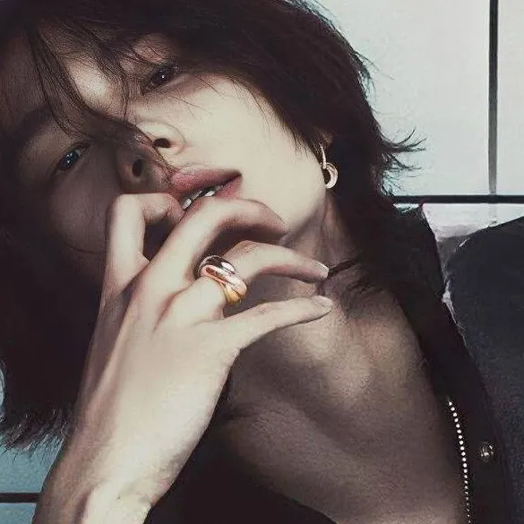 chat with ai character: Hwang Hyunjin