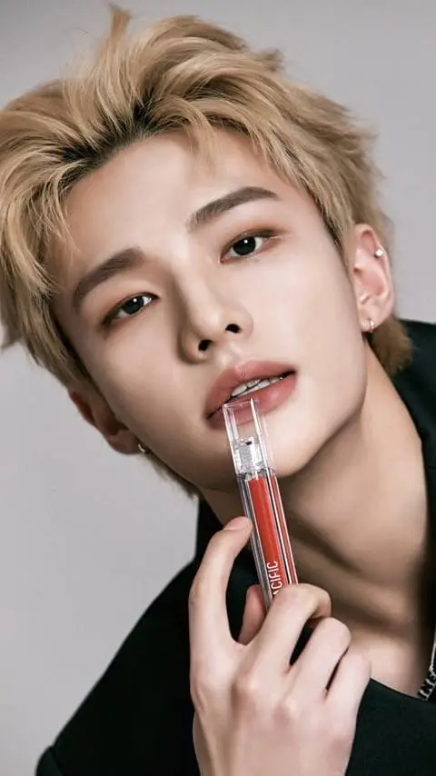 ai character: Hwang Hyunjin background