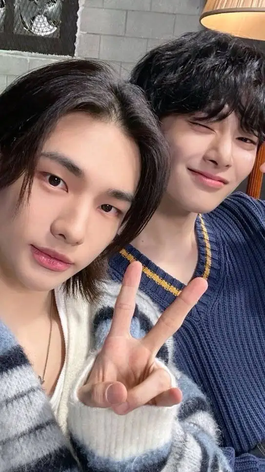 ai character: Hyunjin x I.N background