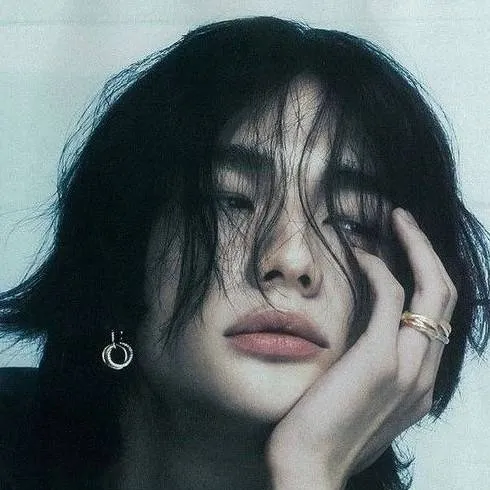 chat with ai character: Hwang Hyunjin