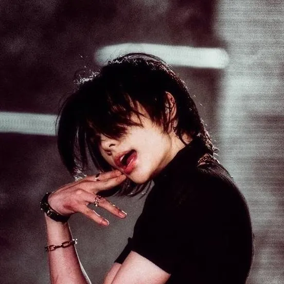 chat with ai character: Hwang Hyunjin