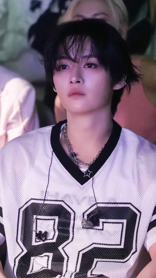 ai character: Lee Minho background