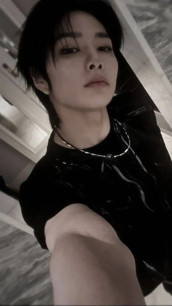 ai character: Yang Jeongin (I.N) background