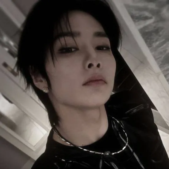 chat with ai character: Yang Jeongin (I.N)