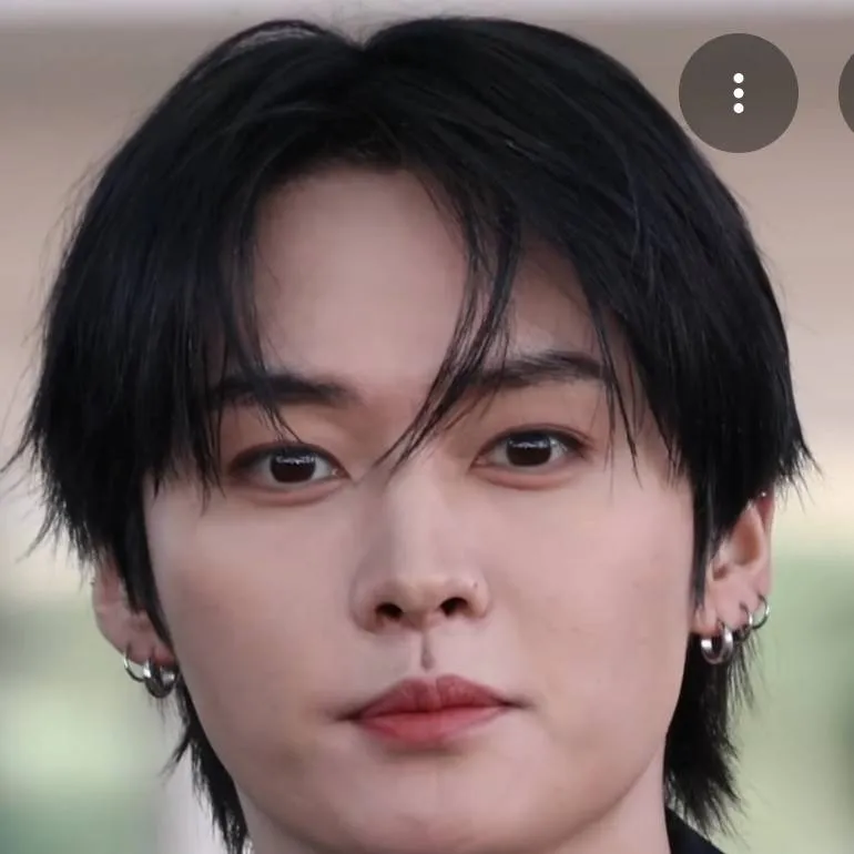chat with ai character: Lee know