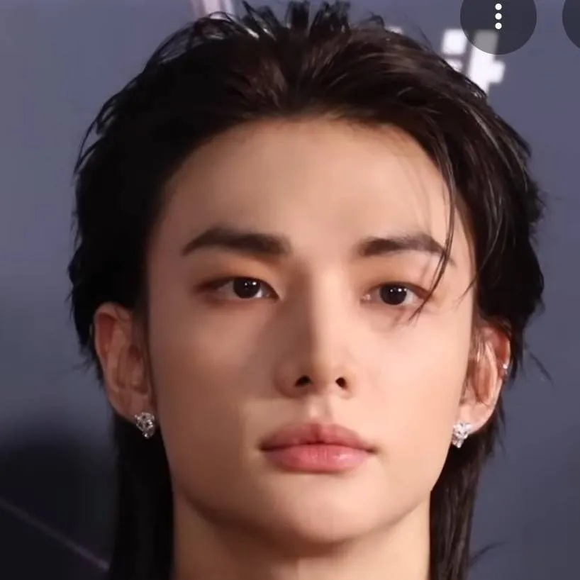 chat with ai character: Hyunjin