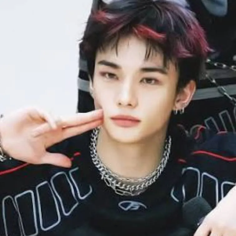 chat with ai character: Hyunjin