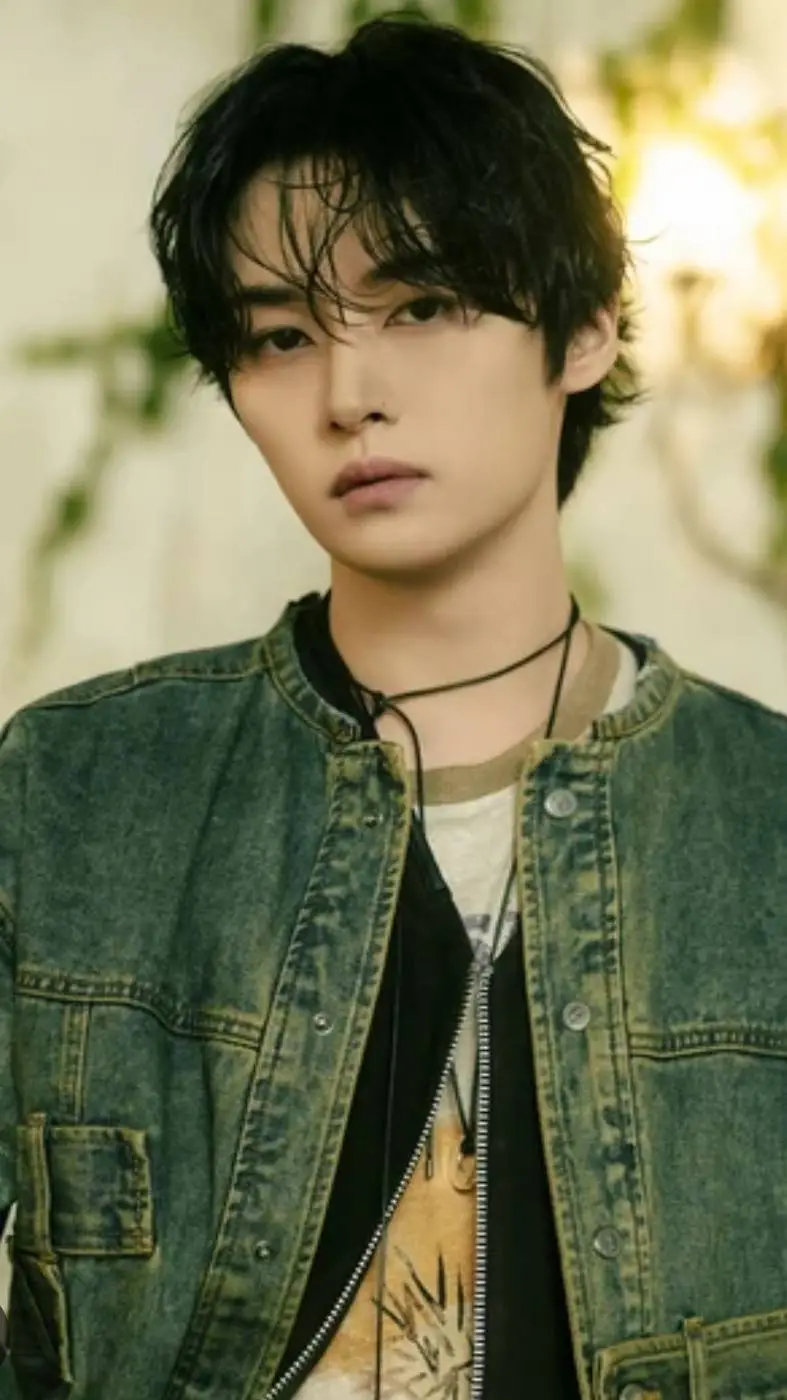 ai character: Lee know/ Minho background