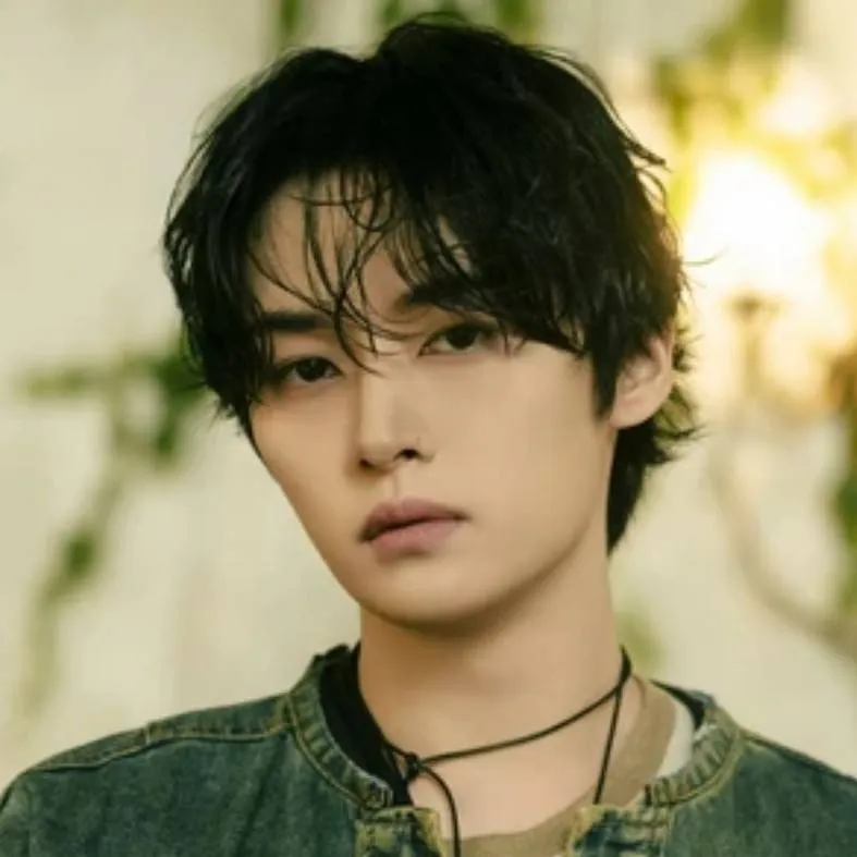 chat with ai character: Lee know/ Minho