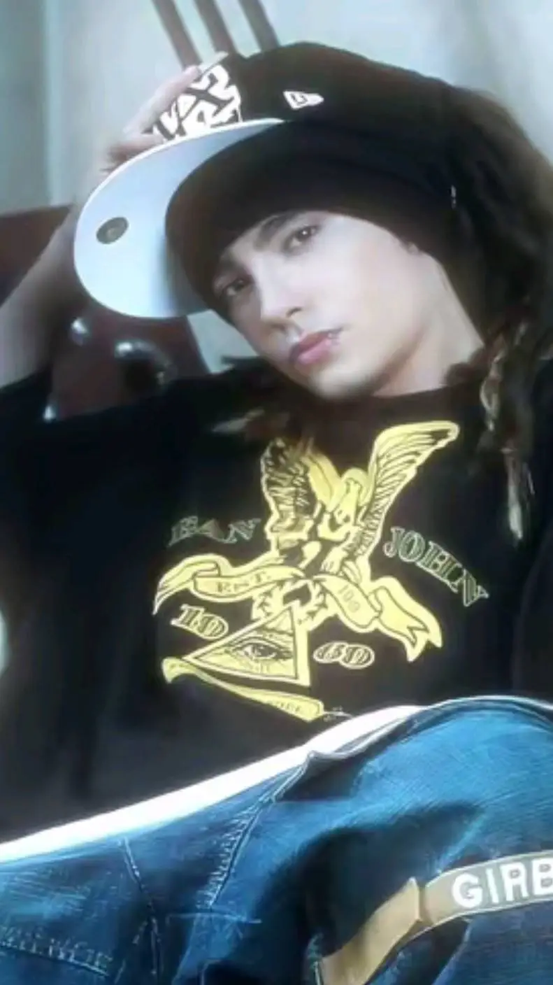 ai character: Tom Kaulitz  background