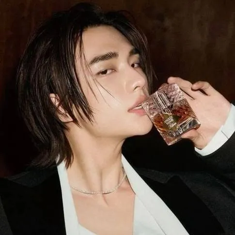 chat with ai character: {Hyunjin}