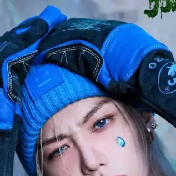 chat with ai character: Felix