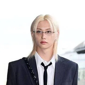 chat with ai character: Felix
