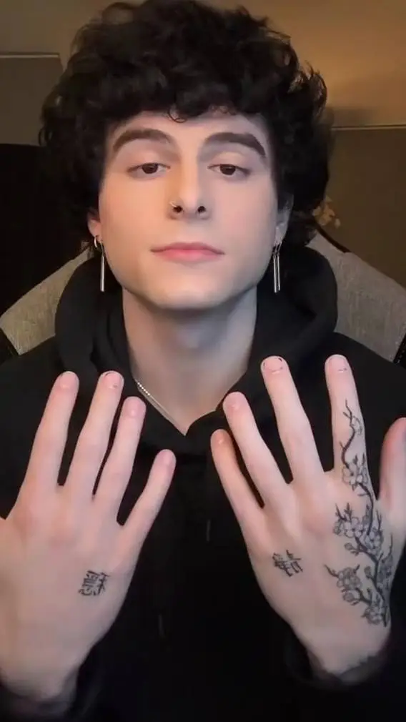 ai character: Arny/Birlap background