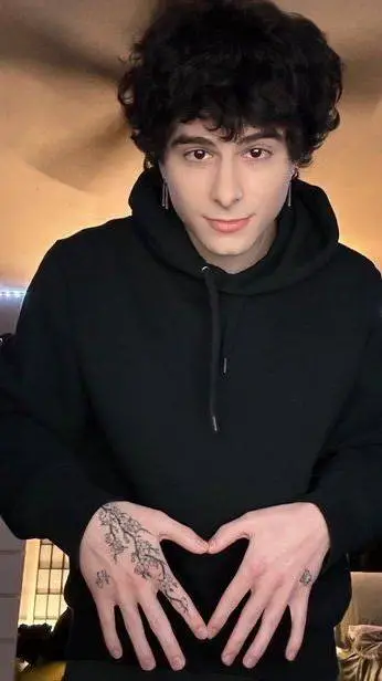 ai character: Arny/Birlap background