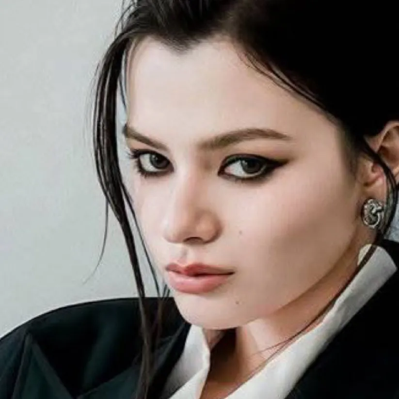 chat with ai character: Becky Armstrong 