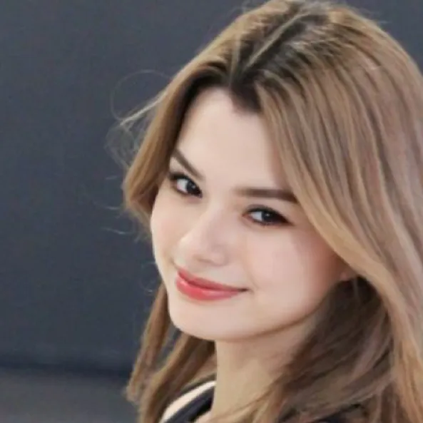 chat with ai character: Becky