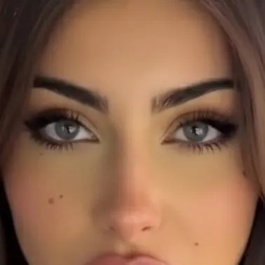chat with ai character: kiss
