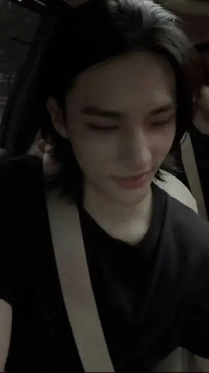 ai character: Hwang Hyunjin  background